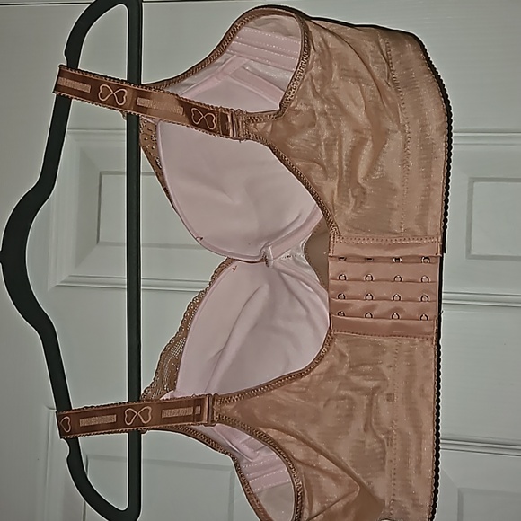 Magic bra, size 42/95. Please check sizing on official site, runs smaller!!!! - Picture 4 of 5